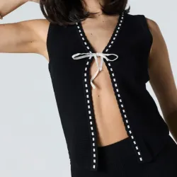 Blusa negra abierta con lazo