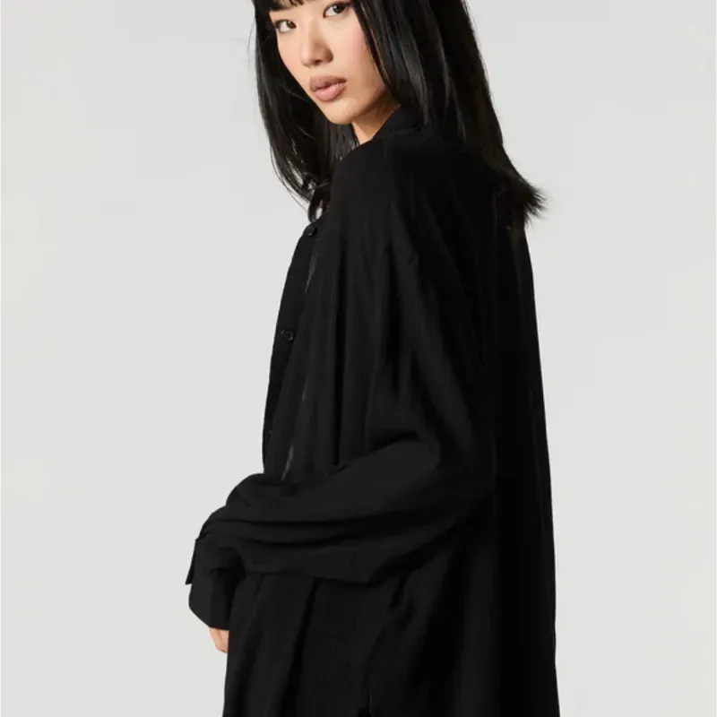 Camisa negra elegante.