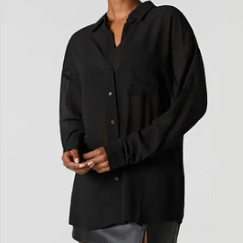 Camisa negra transparente.