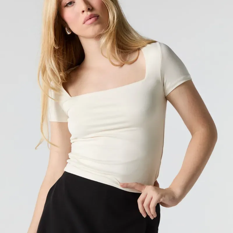 camiseta crema ajustada.