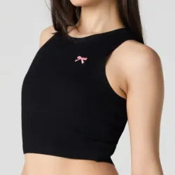 Camiseta negra básica con lazo