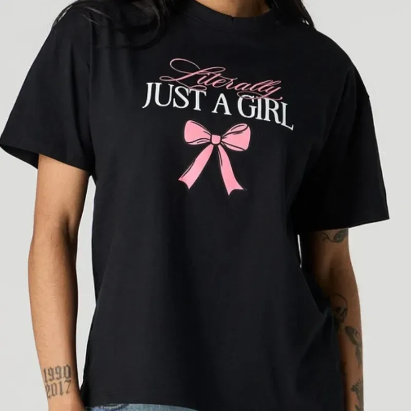 Camiseta negra coquette.