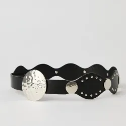 Cinto negro con detalles