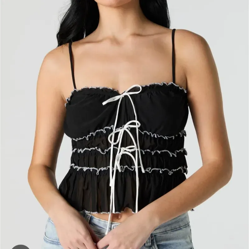 Top negro con detalles en blanco 