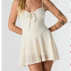 Vestido corto de encajes.