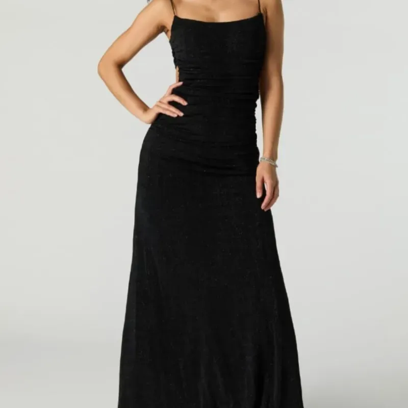 Vestido largo con brillos.