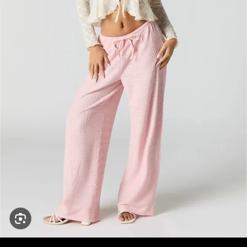 Pantaloneta rosa.