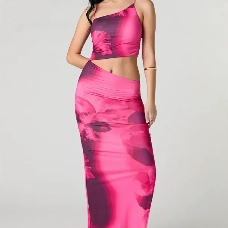 Vestido rosa largo.