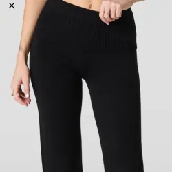 Pantalon acampanado.