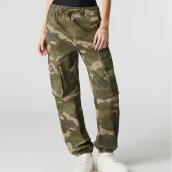 Pantalon cargo de camuflaje.
