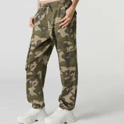 Pantalon cargo de camuflaje.