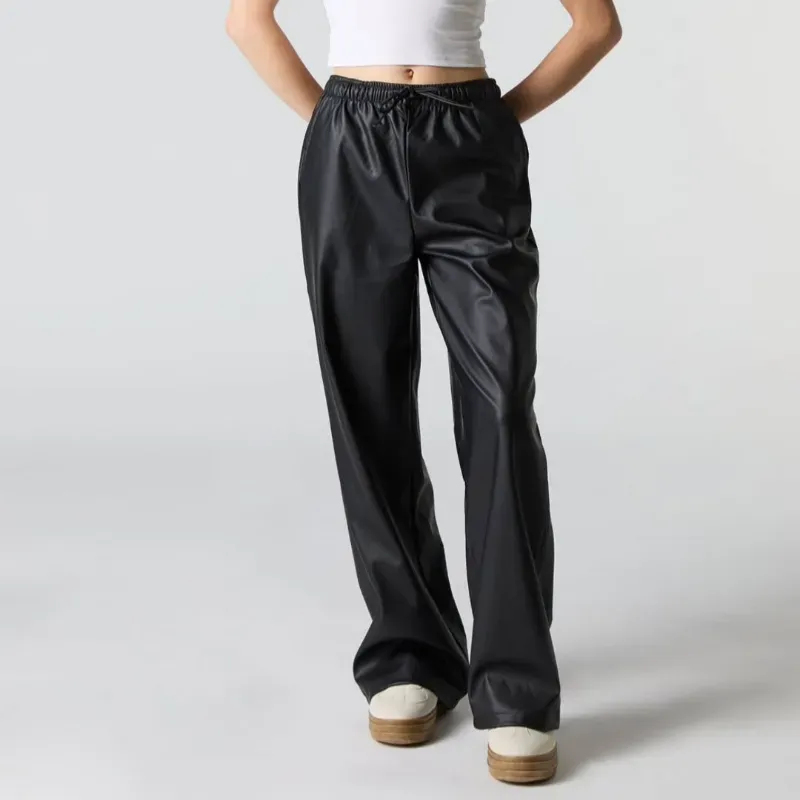 Pantalòn de pierna ancho de cuero sintético. 