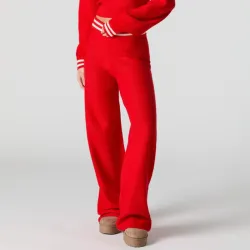 Pantalon rojo deportivo.