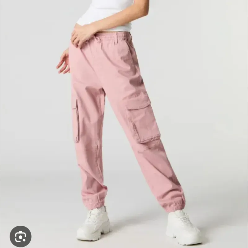 Pantalon rosa cargo.