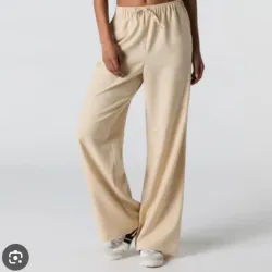 Pantaloneta ancha beige elegante.