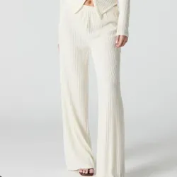 Pantaloneta blanca ancha elegante.