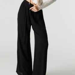 Pantaloneta  negra ancha de hilo.