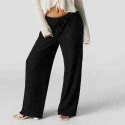 Pantaloneta negra ancha estructurada.