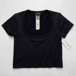 Pulover corto negro básico