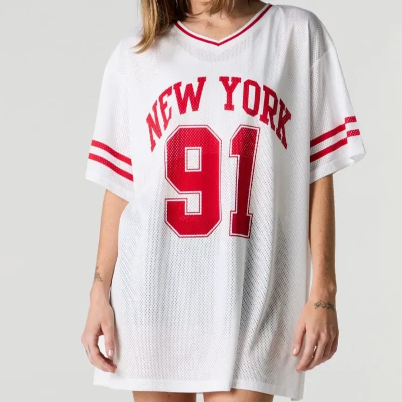 Vestido blanco con letras rojas.