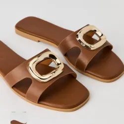 Sandalias marron estilo Hermès con adorno dorado