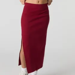 Saya larga roja con abertura en la pierna