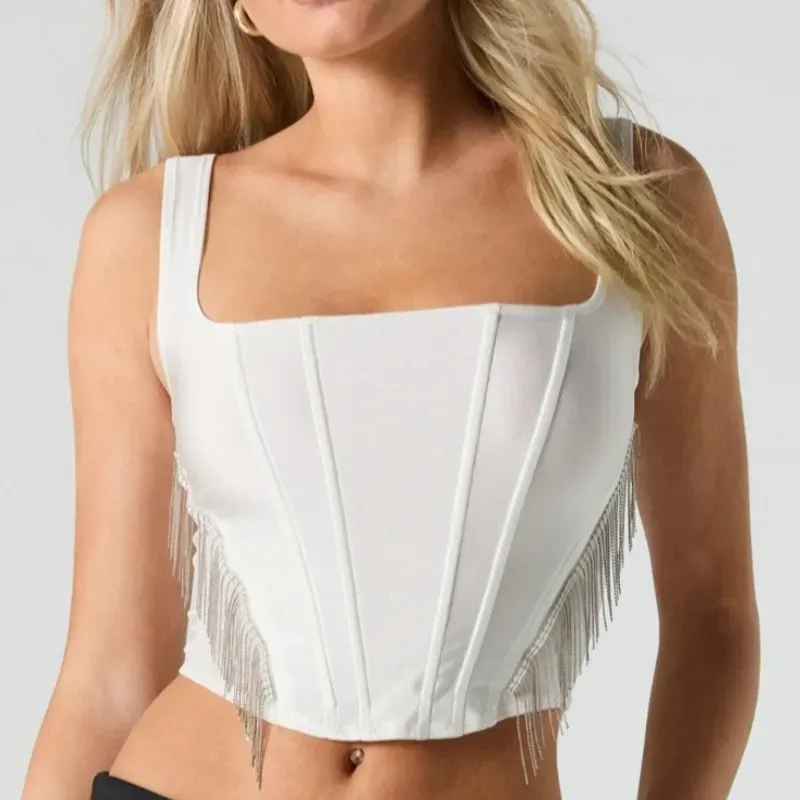 Top estructurado blanco con cadenas 