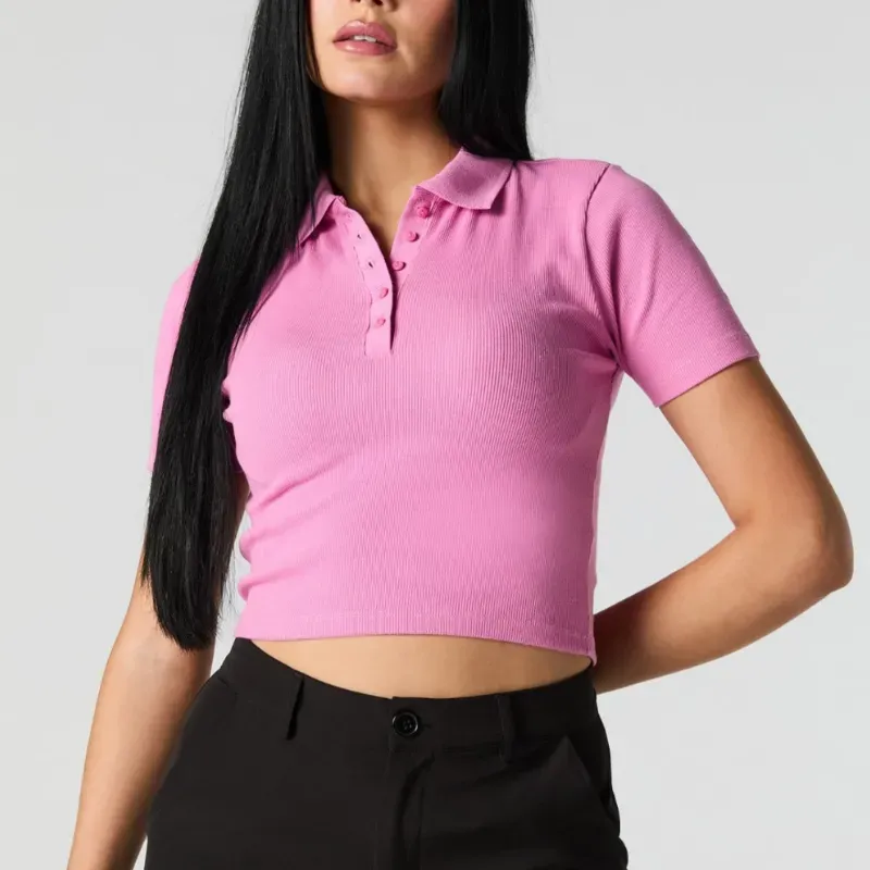 top polo corto de color rosa.