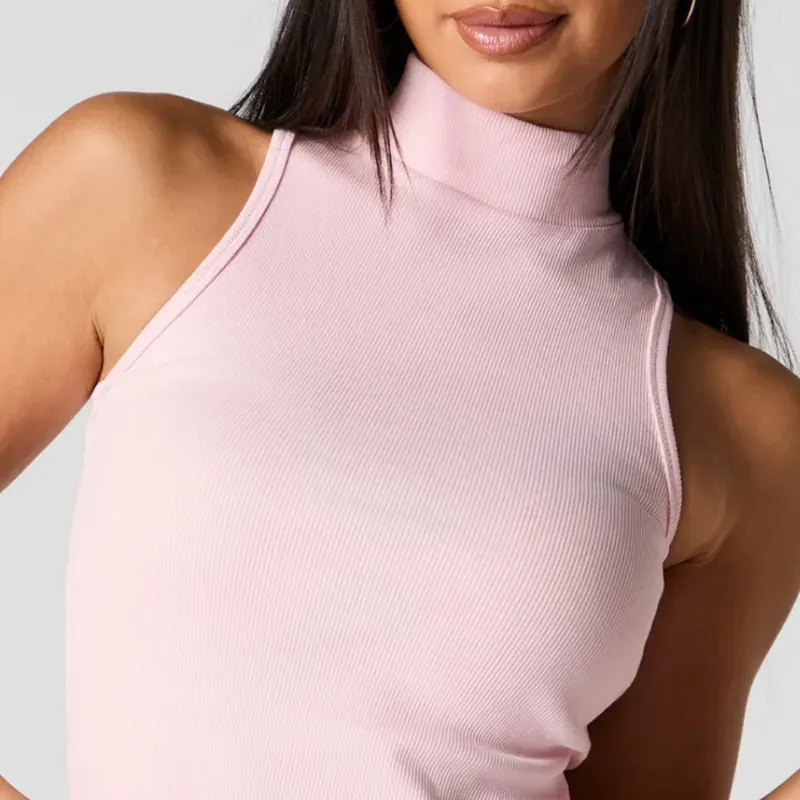 top rosa sin mangas de cuello alto.