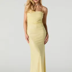 Vestido amarillo de brillos.