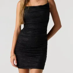 Vestido corto negro de brillos espalda semidescubierta