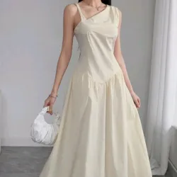 Vestido crema largo.