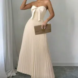 Vestido largo color crema.