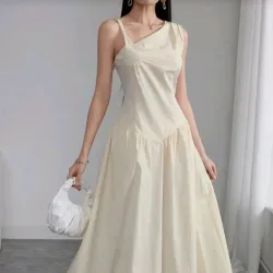 Vestido largo color crema.