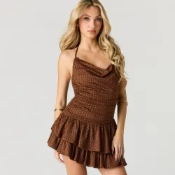 Vestido marrón de vuelos