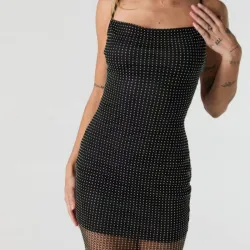  Vestido negro corto con perlas.