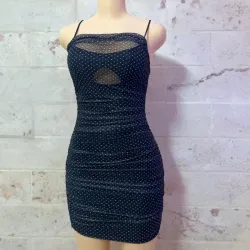 Vestido negro corto de lunares