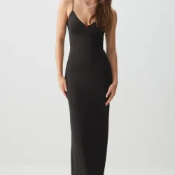 Vestido negro largo.