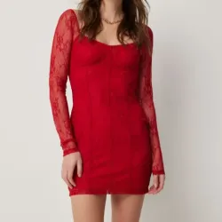 Vestido rojo de encajes.