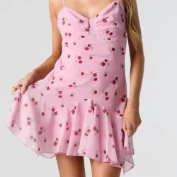 Vestido rosa estampado rojos