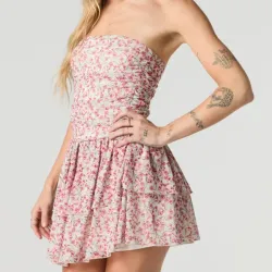 Vestido rosa estampado strapless