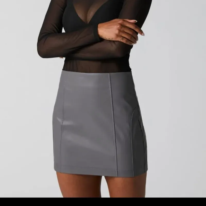 Falda gris de vinil 
