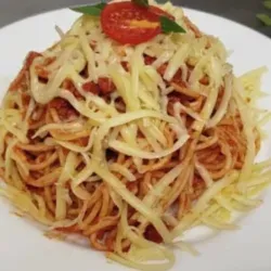 Espaguetis con jamón y queso