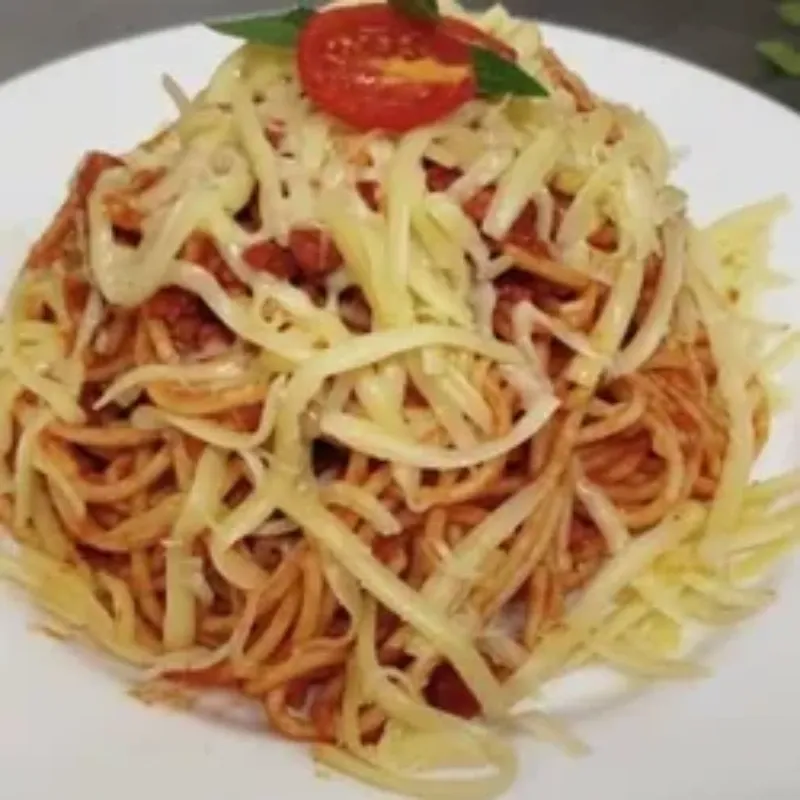 Espaguetis con jamón y queso