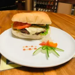 Hamburguesa de res con pan/ Beef Hamburguer  (225g)                     