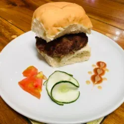 Hamburguesa de res con pan/ Beef Hamburguer with bread