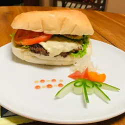 Hamburguesa de res gratinada con pan / Beef Hamburguer whith cheese and bread 