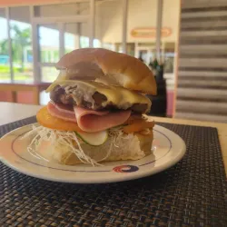 Hamburguesa gratinada con jamón 