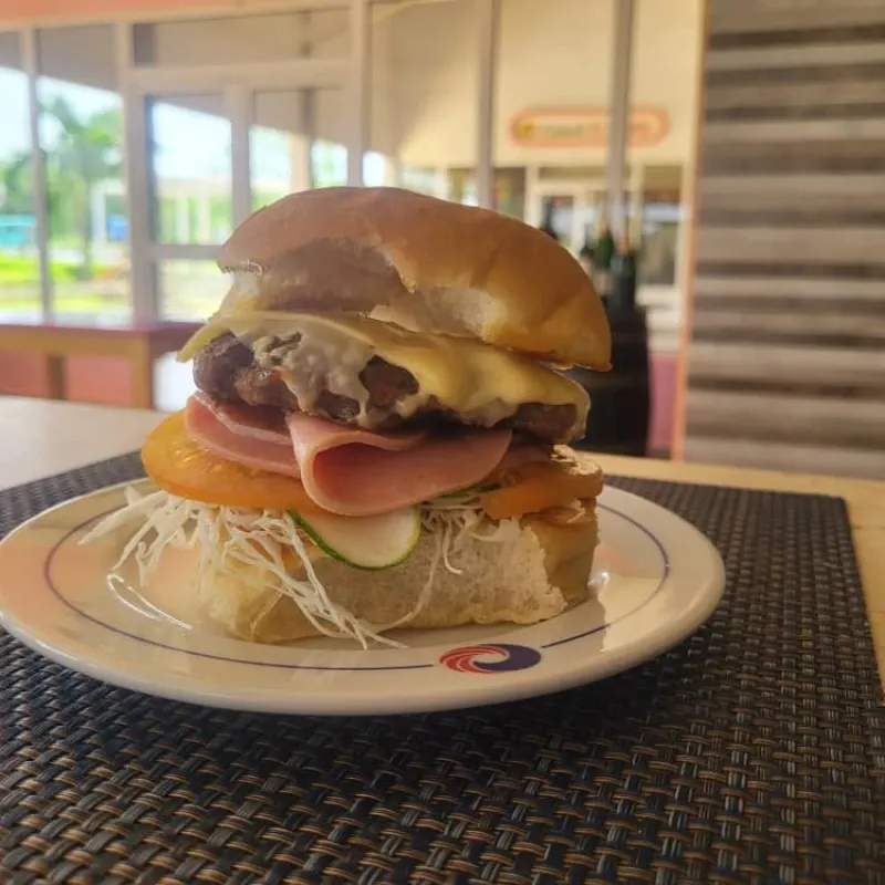 Hamburguesa gratinada con jamón 
