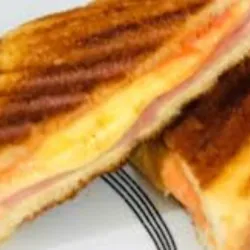 Sandwich de jamón y queso